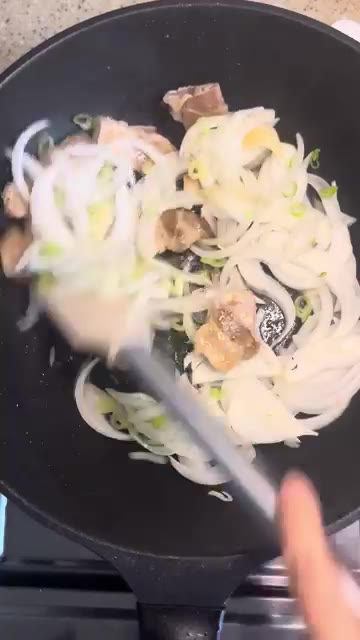 기름이 나오면 썰어둔 양파와 대파를 넣고 볶습니다. — 집에서 만드는 불맛 중화잡채밥 레시피