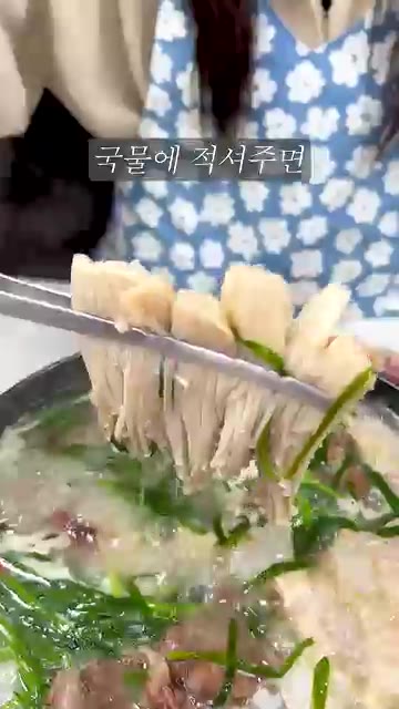 팽이버섯을 넣고 국물에 적셔줍니다. — 스지 좋아한다면 이 전골은 못 지나치지🔥ㅣ쿠캣 스지 수육전골