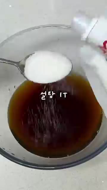 볼에 간장 100ml, 물 100ml를 넣고 설탕 1T, 참치액젓… — 간단한데 진짜 맛있는 계란장 레시피 #자취요리 #간단레시피