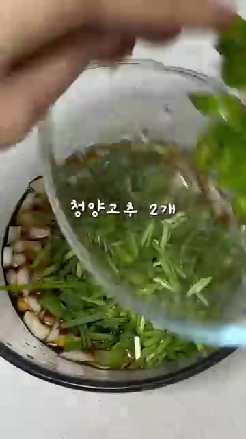 깨 2T를 넣고 양념이 잘 섞이도록 저어주세요. — 간단한데 진짜 맛있는 계란장 레시피 #자취요리 #간단레시피