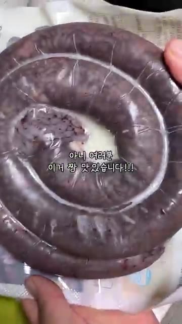 순대를 먹기 좋은 크기로 썰어줍니다. — 뜨끈한 국물이 땡기는 날엔 순댓국🥘 #집밥 #반찬 #부모님 #반찬만들기 #순댓국