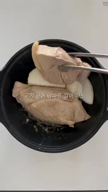 팬에 들기름을 두르고 돼지고기를 넣어 볶아준다. — 돼지고기 김치찜