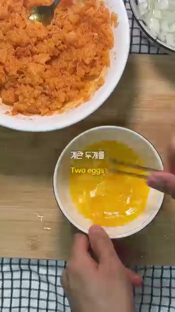 계란 2개를 잘 풀어 스크램블 에그를 만듭니다. — 집에서 만드는 초간단 불닭참치마요 레시피