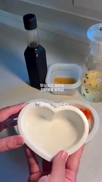 두부는 물기를 제거하고 깍둑썰기하여 전분가루를 골고루 묻혀 준비한다. — 두부 이렇게 해주세요🤍 한우 듬뿍 아기 두부탕수 ㅣ 유아식 레시피