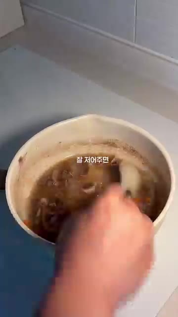 과일즙과 간장을 넣고 끓인 뒤, 전분물을 조금씩 부어가며 농도를 맞춘다. — 두부 이렇게 해주세요🤍 한우 듬뿍 아기 두부탕수 ㅣ 유아식 레시피