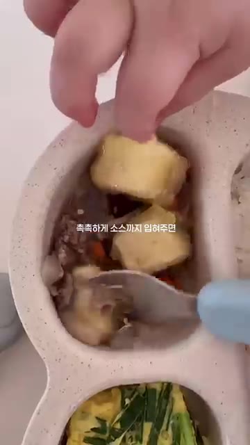 구운 두부를 소스에 넣고 버무려 아기 두부탕수를 완성한다. — 두부 이렇게 해주세요🤍 한우 듬뿍 아기 두부탕수 ㅣ 유아식 레시피