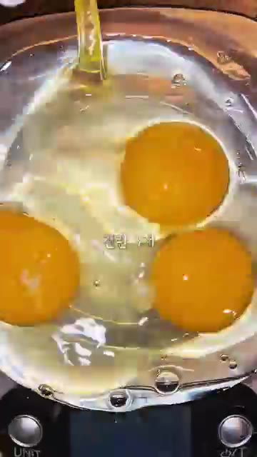 전란 3개와 노른자 3개를 섞어 곱게 풀어줍니다. — 일식집에서 먹던 그 포실포실한 계란찜 그대로!