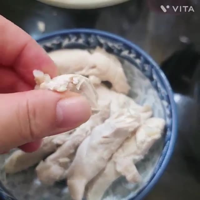 닭 안심을 먹기 좋게 찢어줍니다. — 시원한 닭무우국 만들기