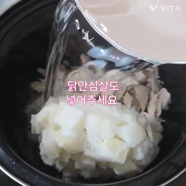 물 1리터를 붓고 끓여줍니다. — 시원한 닭무우국 만들기