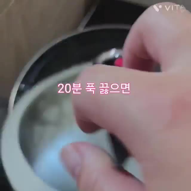 20분간 푹 끓여줍니다. — 시원한 닭무우국 만들기
