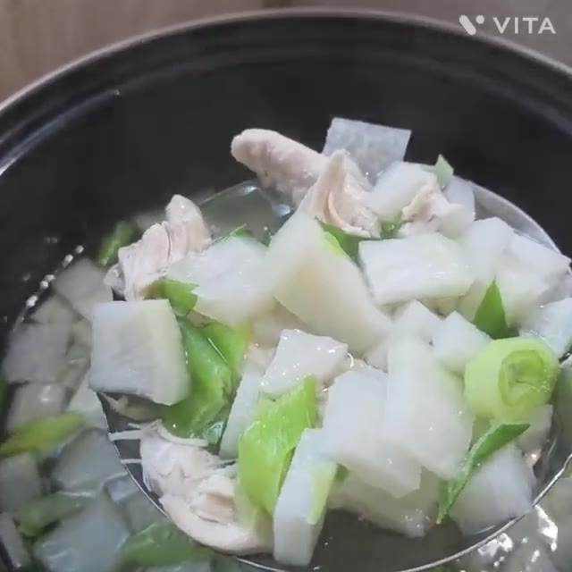마늘 가루 작은 2큰술, 맛소금 1큰술을 넣고 간을 본 후 소금은… — 시원한 닭무우국 만들기