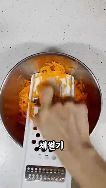 당근 1개를 얇게 채 썰어줍니다. — 눈에 좋은 당근, 이렇게 먹어야 흡수율 3배! 🥕✨