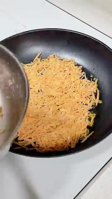 팬에 올리브유를 두르고 반죽을 얇게 펼쳐 올린 후, 전체적으로 눌러… — 눈에 좋은 당근, 이렇게 먹어야 흡수율 3배! 🥕✨