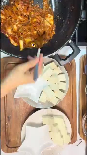 마지막으로 들기름과 깨소금을 넣고 잘 섞어줍니다. — Quick & Easy: Sour Kimchi Stir-Fry with Steamed Tofu
