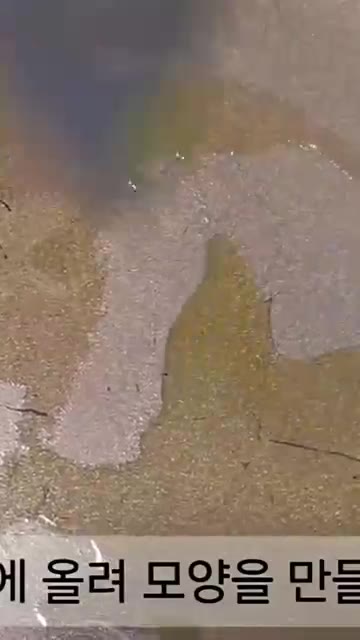 썰어둔 호박에 꽃소금 1ts를 넣고 찹쌀가루 200g을 넣어 반죽을… — 겉바속촉! 늙은 호박 튀김/전 만들기