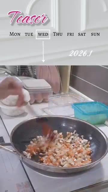 밥, 굴소스, 간장을 넣고 고루 섞어 볶는다. — 간단 오므라이스 만들기