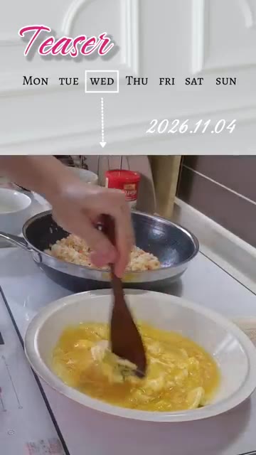 계란물을 부어 익힌 뒤 밥 위에 올리고 케첩을 뿌려 완성한다. — 간단 오므라이스 만들기