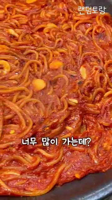 완성된 파스타를 접시에 담고 부라타 치즈와 바질을 올려줍니다. — 얼마나 맛있길래 덕후 모임까지 만들어? 똠얌꿍 파스타 레시피