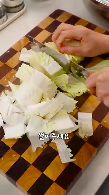 배추 한 통을 먹기 좋게 썰어 천일염 한 컵과 물 세 컵을 골고루… — 여름마다 해먹는 초간단 배추 막김치