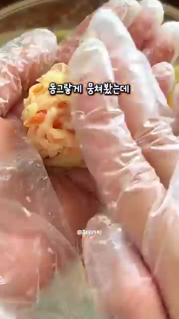 감자를 얇게 채 썰고 햄과 야채를 넣어 동그랗게 뭉쳐줍니다. — 겉바속촉 감자 햄 야채 볼 만들기