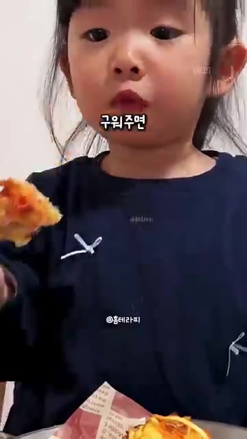 밀가루, 계란, 소금, 후추를 넣고 반죽을 잘 섞어줍니다. — 겉바속촉 감자 햄 야채 볼 만들기
