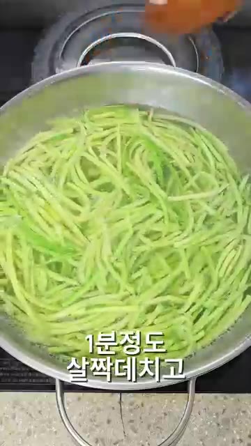 데친 애호박을 건져 찬물에 식힌 후 물기를 짜줍니다. 너무 세게 짜… — 칼칼하고 감칠맛 좋은 애호박채무침! 이 맛은 못 참죠~!