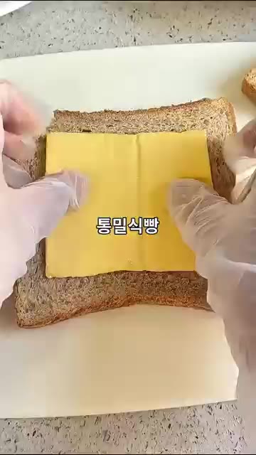 통밀식빵 위에 슬라이스 치즈를 올린다. — 살 안 찌는데 심지어 맛있어... 반 자르면 감탄 나오는 당근라페 샌드위치 🥪🥕