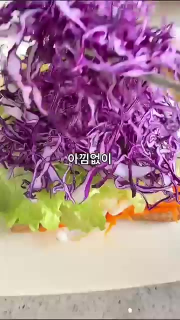 계란 후라이를 당근 위에 올린다. — 살 안 찌는데 심지어 맛있어... 반 자르면 감탄 나오는 당근라페 샌드위치 🥪🥕