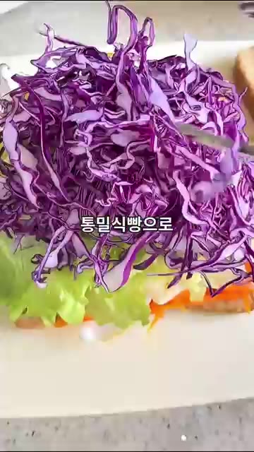 양상추를 듬뿍 올린다. — 살 안 찌는데 심지어 맛있어... 반 자르면 감탄 나오는 당근라페 샌드위치 🥪🥕
