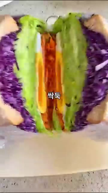 다른 통밀식빵으로 덮어 랩으로 단단하게 감싼다. — 살 안 찌는데 심지어 맛있어... 반 자르면 감탄 나오는 당근라페 샌드위치 🥪🥕