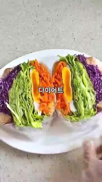 반으로 잘라 알록달록한 샌드위치를 완성한다. — 살 안 찌는데 심지어 맛있어... 반 자르면 감탄 나오는 당근라페 샌드위치 🥪🥕