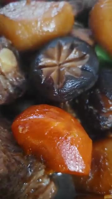 돼지갈비는 찬물에 담가 핏물을 뺀다. 끓는 물에 월계수잎과 함께 넣… — 전기밥솥으로 끝내는 초간단 단짠 돼지갈비찜