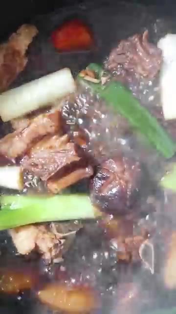 완성된 돼지갈비찜을 그릇에 담아낸다. — 전기밥솥으로 끝내는 초간단 단짠 돼지갈비찜