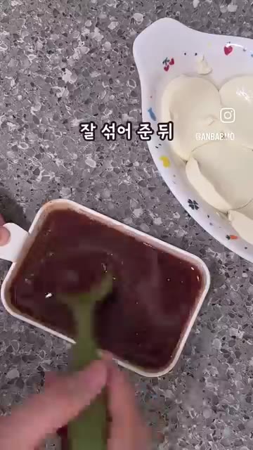 순두부 위에 준비한 소스를 부어준다. — 입짧은 아이도 순삭! 순두부그라탕