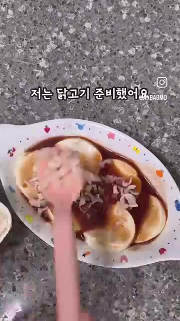 닭고기, 버섯, 양파를 순두부 위에 올린다. — 입짧은 아이도 순삭! 순두부그라탕