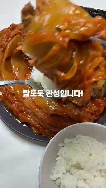 압력솥 바닥에 채 썬 양파 1개를 깔고 돼지고기 목살 4덩이와 김치… — 10분 완성! 압력솥 버터 돼지 김치찜