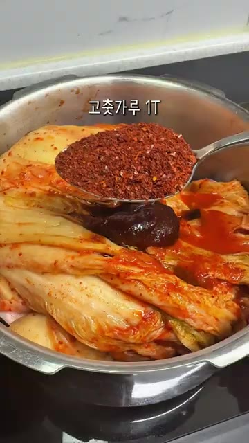 고추장 0.5T, 고춧가루 1T, 진간장 0.5T, 다시다 1T,… — 10분 완성! 압력솥 버터 돼지 김치찜