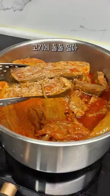 넓은 냄비로 옮겨 자작하게 끓이며 고기를 자르고, 김치에 고기를 싸… — 10분 완성! 압력솥 버터 돼지 김치찜