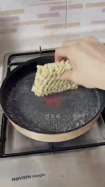물이 끓으면 사리곰탕면을 넣고 탈탈 털어준다. — 사리곰탕으로 만든 까르보나라