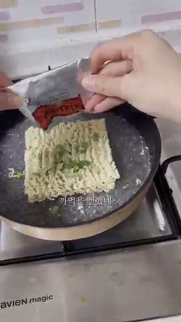 베이컨을 넣고 면이 익을 때까지 끓인다. — 사리곰탕으로 만든 까르보나라
