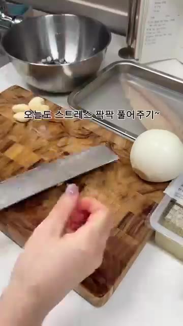 고등어는 쌀뜨물에 잠시 담가 비린내를 제거하고 밀가루를 묻혀 에어프… — 우렁쌈밥 & 고등어구이