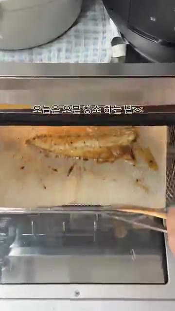 볶은 우렁 쌈장에 땅콩버터를 넣어 섞는다. — 우렁쌈밥 & 고등어구이