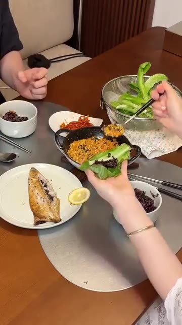 쌈채소에 밥과 우렁 쌈장, 고등어 구이를 올려 쌈을 싸 먹는다. — 우렁쌈밥 & 고등어구이