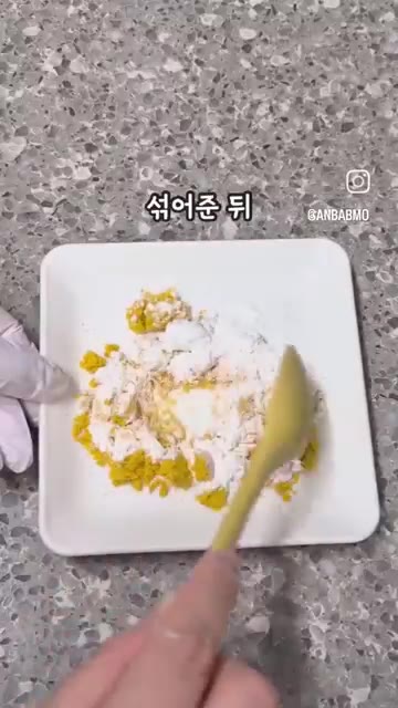 두부 100g을 먹기 좋은 크기로 썰어준다. — 5분 완성 두부 카레 구이