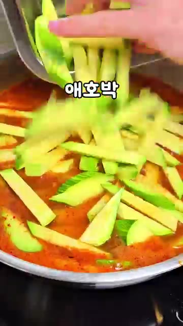 애호박과 양파를 넣는다. — 얼큰한 정호영 애호박 국밥 레시피