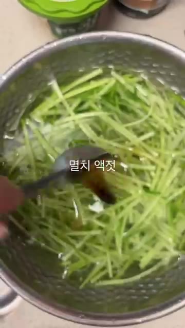 오이를 채칼로 얇게 썰어 준비한다. — 여름 집밥