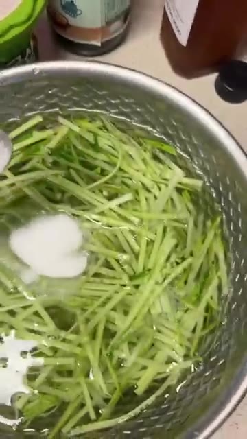 볼에 썬 오이를 담고 물을 부어준다. — 여름 집밥