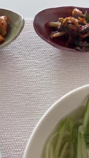 완성된 비빔밥과 오이냉국을 함께 즐긴다. — 여름 집밥