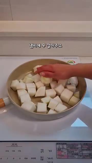냄비에 썰어둔 무를 넣고 기름기를 뺀 참치를 올려줍니다. — 참치무조림 초간단 레시피