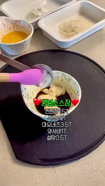 넉넉하게 부은 식용유에 가지를 넣고 노릇하게 튀겨준다. 진간장, 식… — 겉바속촉 가지튀김 레시피